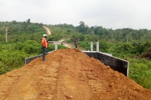 Travaux de terrassement et  de remblage du pont au niveau de NGOMA
